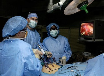 Surgeons performing a laparoscopic colorectal cancer operation