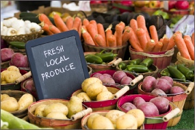 Healthy diet with fresh fruit and vergetables helps prevent bowel cancer